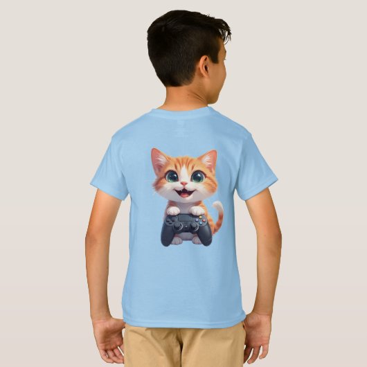 ゲームコントローラーを握りしめる子猫 笑顔のゲーマー猫I Tシャツ (裏面フル)