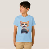 ゲームコントローラーを握りしめる子猫　笑顔のゲーマー猫I Tシャツ (正面フル)