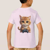 ゲームコントローラーを握る子猫　ゲーマー猫 Tシャツ (裏面)