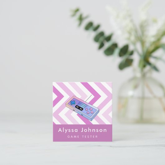 ゲームテスター開発者レトロコントローラガジェットピンク スクエア名刺 (スタンド正面)