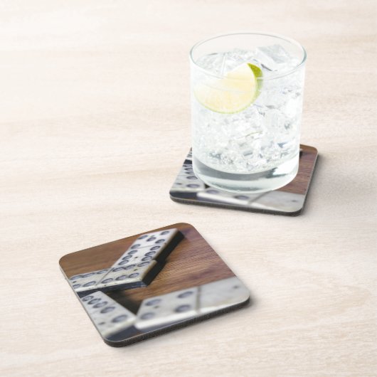 ゲームテーブルのドミノのドミノの木製の古いヴィンテージの演劇 コースター (右側)