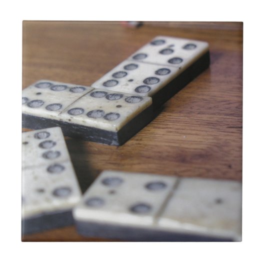 ゲームテーブルのドミノのドミノの木製の古いヴィンテージの演劇 タイル (正面)