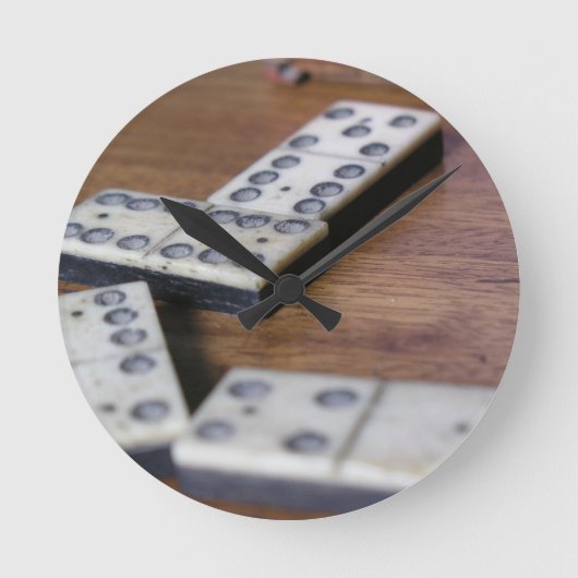 ゲームテーブルのドミノのドミノの木製の古いヴィンテージの演劇 ラウンド壁時計 (正面)