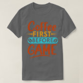ゲーム前のコーヒーおもしろいタイポグラフィ Tシャツ (デザイン正面)