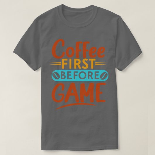 ゲーム前のコーヒーおもしろいタイポグラフィ Tシャツ (デザイン正面)