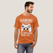 ゲーム進行中 ゲーミング ビデオゲーム コントローラー Tシャツ (正面フル)