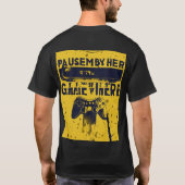 「ゲーム開始：笑いに一時停止」Tシャツショーケース Tシャツ (裏面)