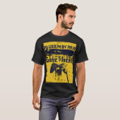 「ゲーム開始：笑いに一時停止」Tシャツショーケース Tシャツ (正面フル)