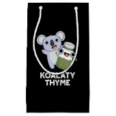 コアラおもしろいティTHYME Koala Thyme Pun Dark BG スモールペーパーバッグ (正面)