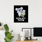 コアラおもしろいティTHYME Koala Thyme Pun Dark BG ポスター (ホームオフィス)
