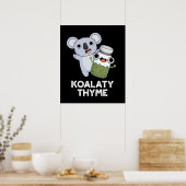 コアラおもしろいティTHYME Koala Thyme Pun Dark BG ポスター (キッチン)