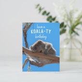 コアラのような素敵な誕生日を、面白い青いポストカード ポストカード (スタンド正面)