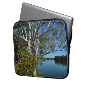 コアラはガムの木で眠っていた。 ラップトップスリーブ (正面左)