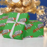 コアラカスタムベアMerry Christmas包装紙 ラッピングペーパー<br><div class="desc">灰色のコアラは木のベビーと陽気なクリスマスの包装紙を持つ。可愛いオーストラリアの野生の生活/サンタ節の帽子と動物園の動物。親パーソナライズされた、子ども、ベビーのためのギフトラップ。のベクおもしろいトルデザイン休日。Merry ChristmasやHappy Holidaysなどカスタム、自分の名前と季節のごあいさつを追加。また、おもしろいのクリスマスの赤ちゃんシャワーパーティー。カスタマイズ可能な背景色（緑または赤）。男男女兼用子と女の子のためのデザイン。熱帯/温暖な気候イメージ。</div>