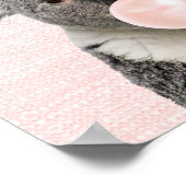 コアラベアがピンクのバブルガムを吹くポスター ポスター (角)