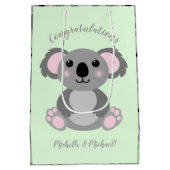 コアラベアベイビーシャワーグリーン男女兼用 ミディアムペーパーバッグ (裏面)