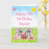 コアラベークピクニックピンクジンガムハッピーバースデー カード (黄色い花)