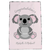 コアラ熊ベビーシャワーピンクガール ミディアムペーパーバッグ (裏面)