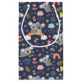 コアラ虹のラブパターン スモールペーパーバッグ (裏面)