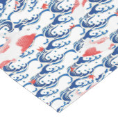 コイの魚が川を泳いでいる ミディアムテーブルランナー (コーナー)