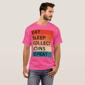 コイン収集 おもしろい貨幣学 食べる寝る繰り返す Tシャツ (正面フル)