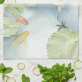 コイ池 – 魚とユリの反射 キッチンタオル (折り畳み)