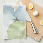 コイ池 – 魚とユリの反射 キッチンタオル (四つ折り)