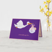 コウテンチョウが女の子の赤ちゃんを届けるベビーシャワー発表カード カード (黄色い花)