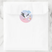 コウノトリが赤ちゃんを運ぶ空雲 ラウンドシール (バッグ)