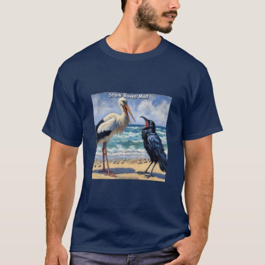 コウノトリとワタリガラスが大喧嘩 – ビーチの鳥たちの会話 Tシャツ (正面)