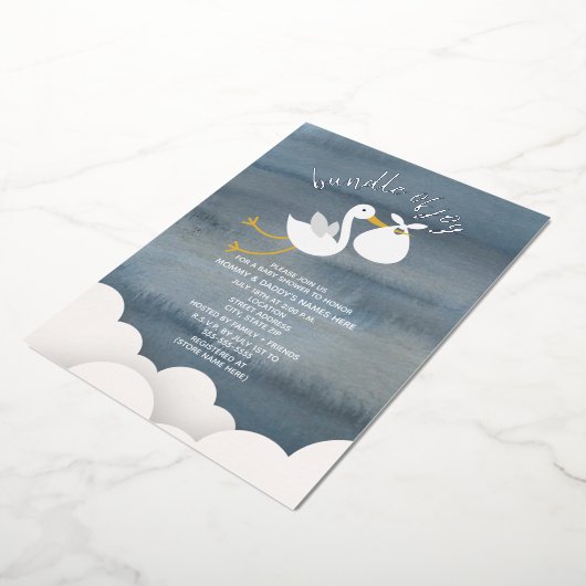 コウノトリの白い包みの喜びの星のベビーシャワー 箔招待状 (回転した状態)