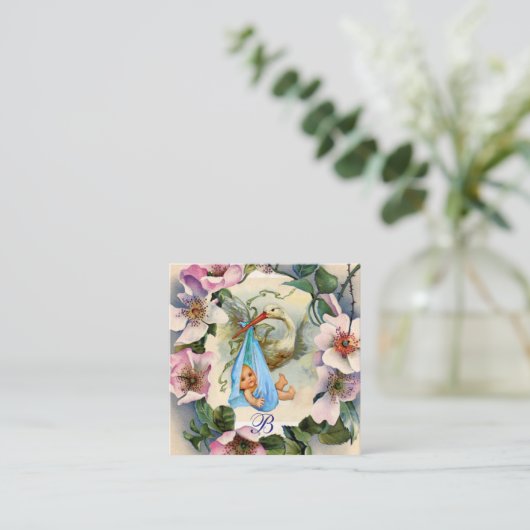 コウノトリ少年の赤ちゃんシャワー、ピンクの野生のバラモノグラム エンクロージャーカード (スタンド正面)