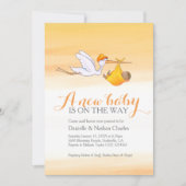 コウノトリ新生児ゴールデンオレンジ色のカップル赤ちゃんシャワー 招待状 (正面)