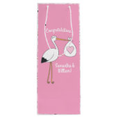 コウノトリ赤ちゃんシャワーピンクの女の子かわいい漫画 ワインギフトバッグ (裏面)