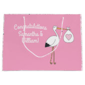 コウノトリ赤ちゃんシャワーピンク ラージペーパーバッグ (正面)