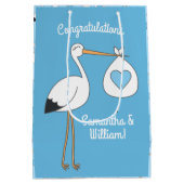 コウノトリ赤ちゃんシャワーブルーボーイ ミディアムペーパーバッグ (裏面)