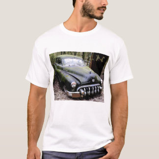コケが付いているBuick黒い車 Tシャツ