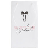 コケッテイ ボウ フレンチ ピンク おしゃれな ブライズメイド ネーム スモールペーパーバッグ (裏面)