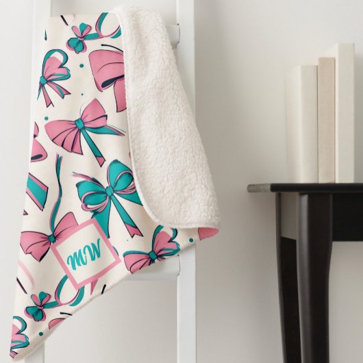 コケットピンクとティール(緑がかった色)がモノグラムを弓 シェルパブランケット