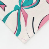 コケットピンクとティール(緑がかった色)がモノグラムを弓 フリースブランケット (角)