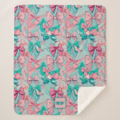 コケットピンク、ティール（緑がかった色）、マゼンタボウをテーマにしたモノグラム シェルパブランケット (正面)