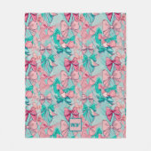 コケットピンク、ティール(緑がかった色)、マゼンタボウをテーマにしたモノグラム フリースブランケット (正面)