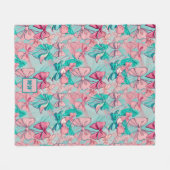 コケットピンク、ティール(緑がかった色)、マゼンタボウをテーマにしたモノグラム フリースブランケット (正面(横))