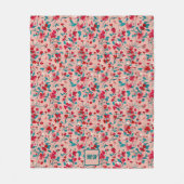 コケットフローラレッドピンクおよびティール(緑がかった色)モノグラム フリースブランケット (正面)