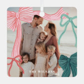 コケットレッド&グリー弓フォトクリスマスホリデー メタルオーナメント (正面)