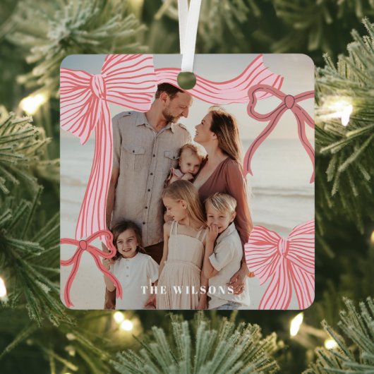 コケットレッド&ピンクボウズ写真クリスマスホリデー メタルオーナメント (インサイチュ)