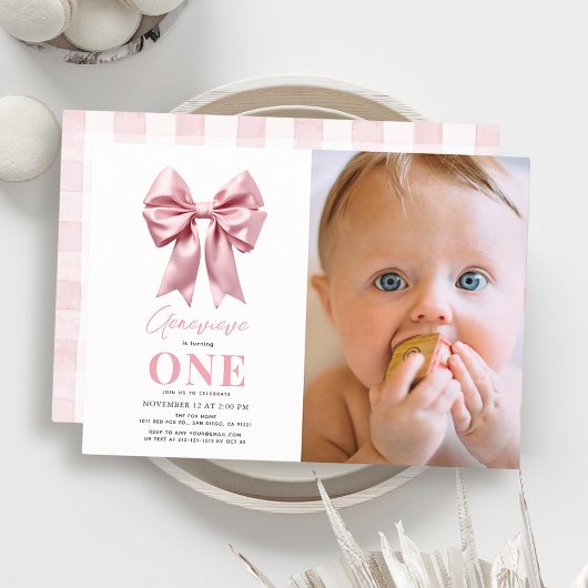 コケティー ピンクの蝶結び リボンの女の子 1歳の誕生日写真 招待状