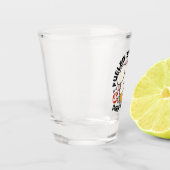 ココアと子犬の夢に満ちた – かわいい冬の犬 ショットグラス (左)