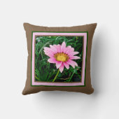 ココア茶色の背景にピンクのデイジー クッション (裏面)