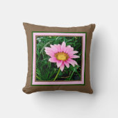 ココア茶色の背景にピンクのデイジー クッション (正面)